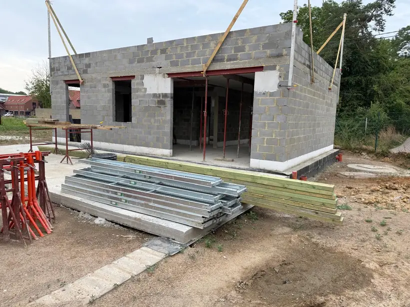 Chantier de gros œuvre avec poutrelles métalliques stockées avant pose
