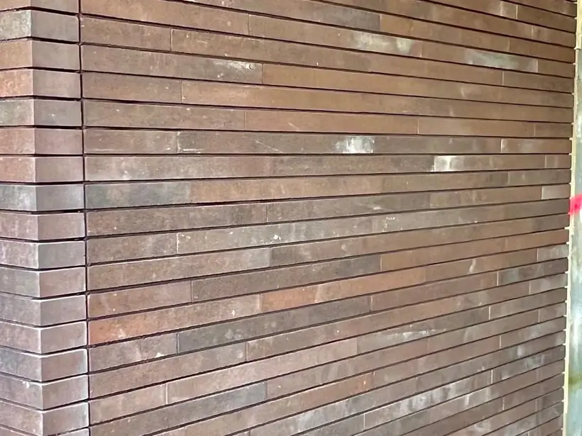 Détail d'un parement en brique collée à joint très fin, en angle de mur