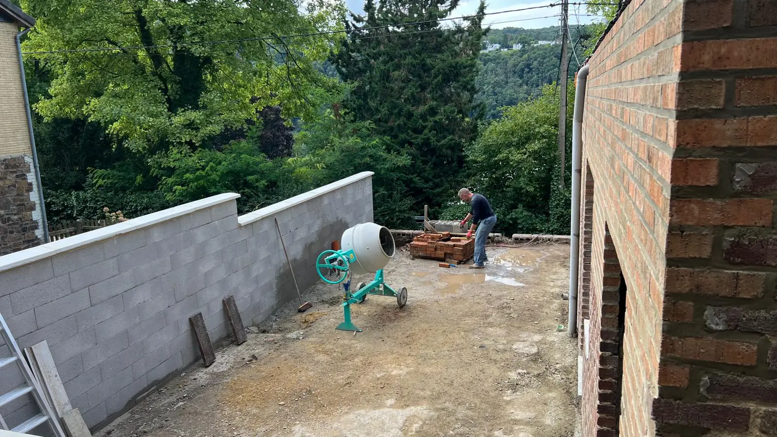 Mur en blocs monté dans une cour en chantier