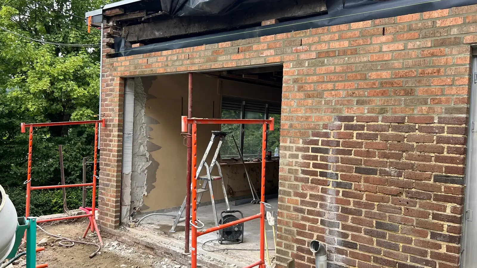 Ouverture de façade en cours, échafaudage monté
